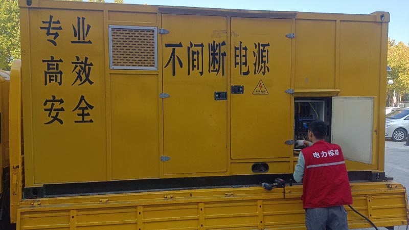 布尔津柴油发电机组和UPS电源配合使用时，如何避免切换过程中的电力中断？